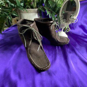 π Nine West Laced Ankle Boots w/ white stitching